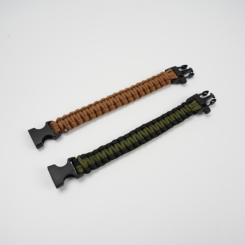 Survival Paracord Bracelet With Whistle4