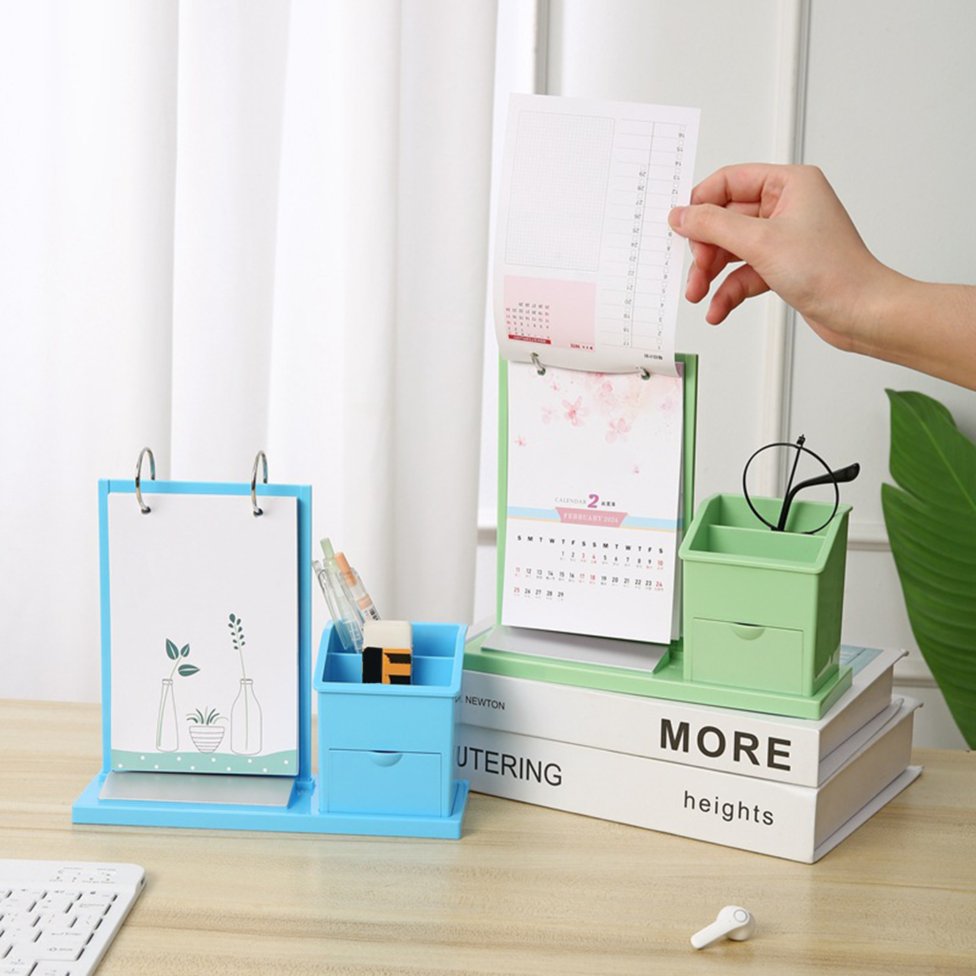 Desktop Calendar With Pen Holder2